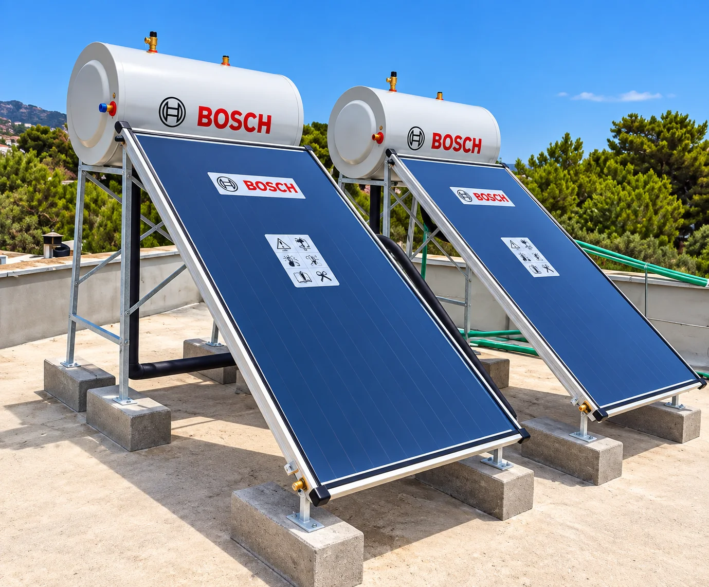 Termosifones solares instalados en la cubierta de una vivienda en Ibiza