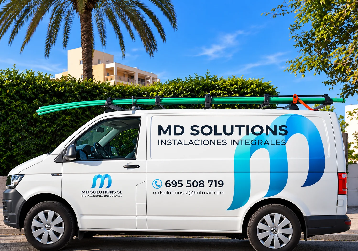Furgoneta de MD Solutions SL con tuberías en la baca, en Ibiza