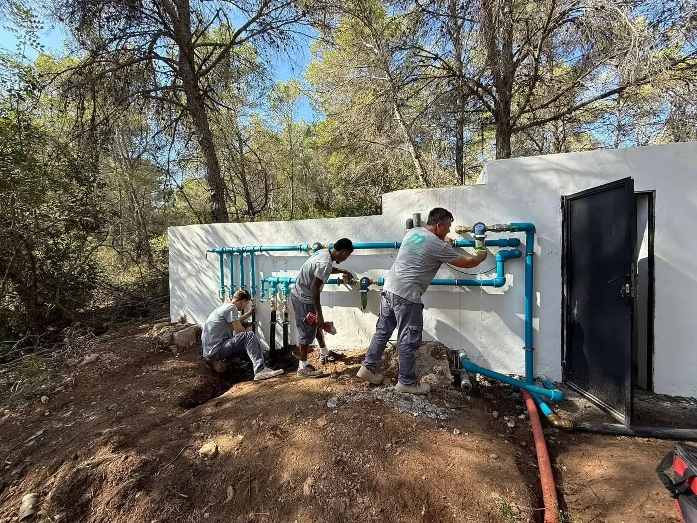 Equipo de MD Solutions ejecutando una instalación de agua en una villa de Ibiza