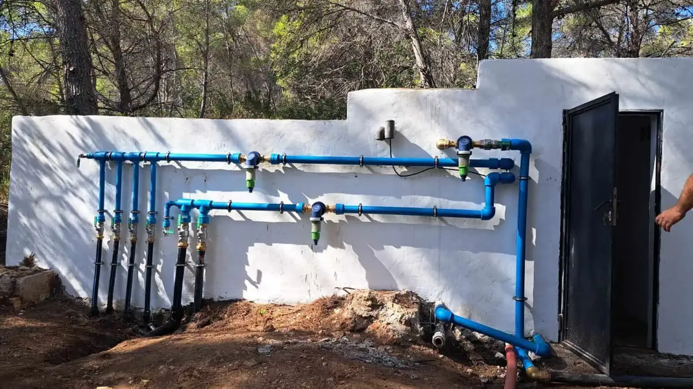 Instalación de tuberías y valvulería terminada en el exterior de una villa