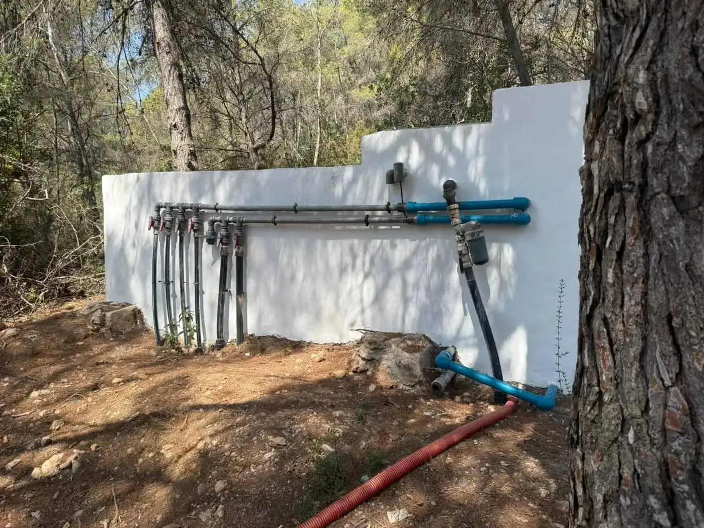 Acometida y red de tuberías instaladas junto al muro de una vivienda